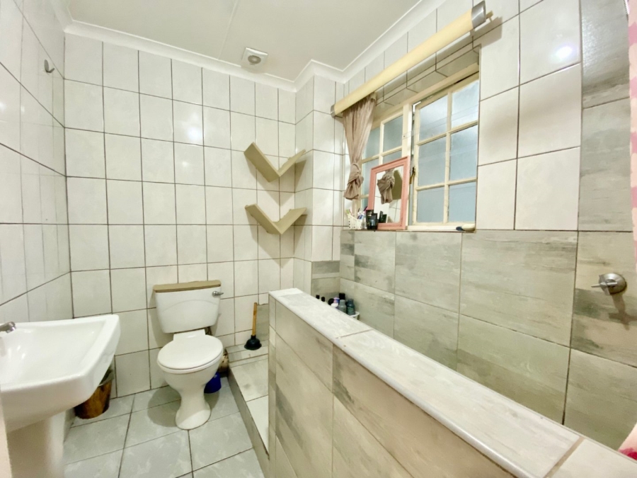 2 Bedroom Property for Sale in Middedorp Western Cape